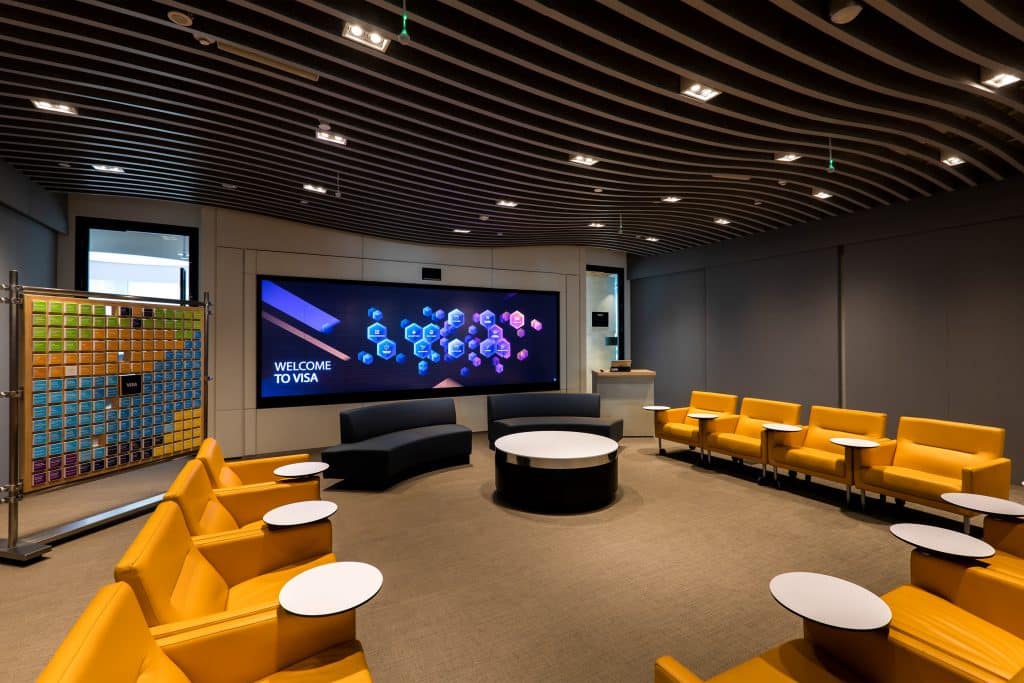 une salle de réunion dotée d'un mobilier modulaire, montrant comment l'espace peut être adapté à différents types de réunions