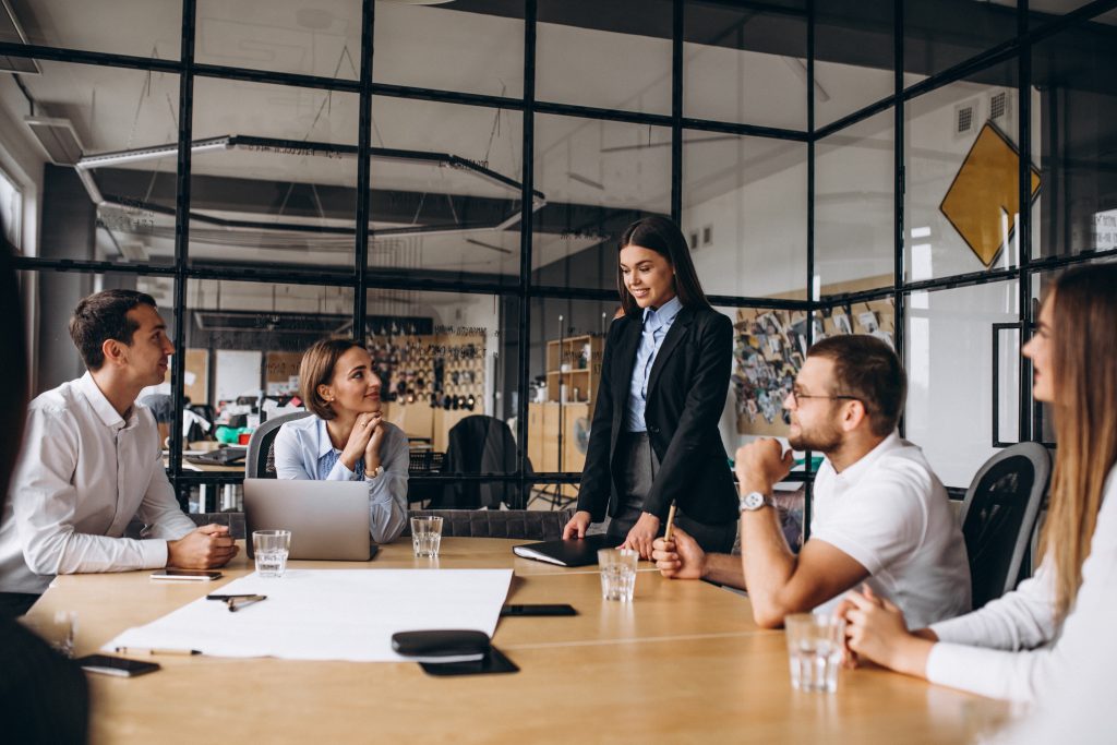 Collaboration meeting room: Groupe de personnes élaborant un plan d'affaires dans un bureau
